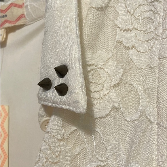 Sleeveless Lace Dress with Collar - Picture 5 of 7